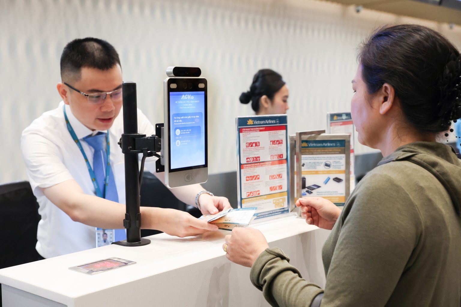  su-dung-VNeID-di-may-bay